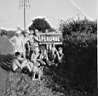 les grands devant le panneau de Péronne en 1961.JPG